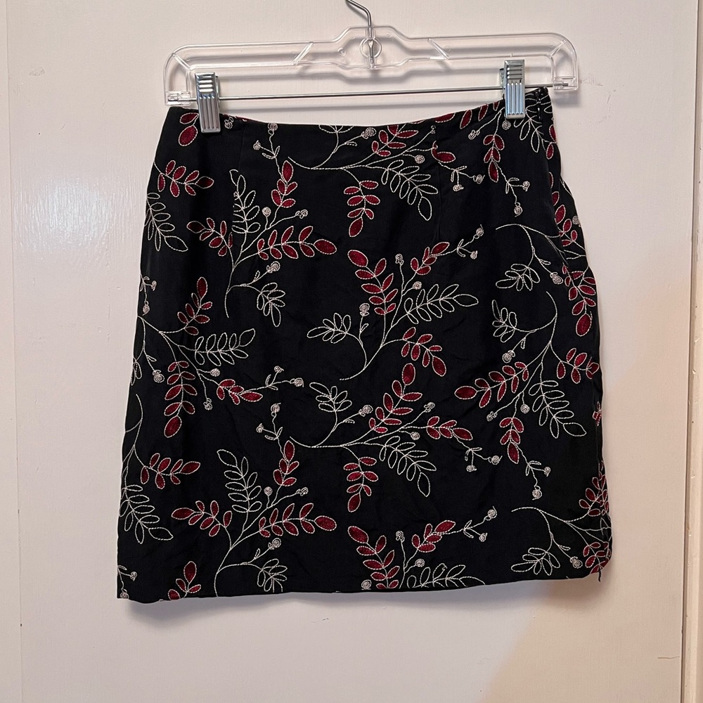 Floral embroidered pencil skirt